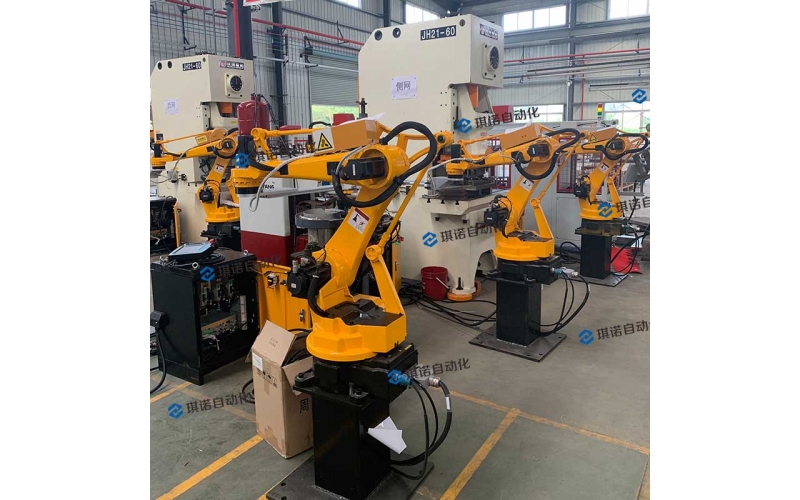 五金沖壓鈑金廠中的沖壓機(jī)械手設(shè)備
